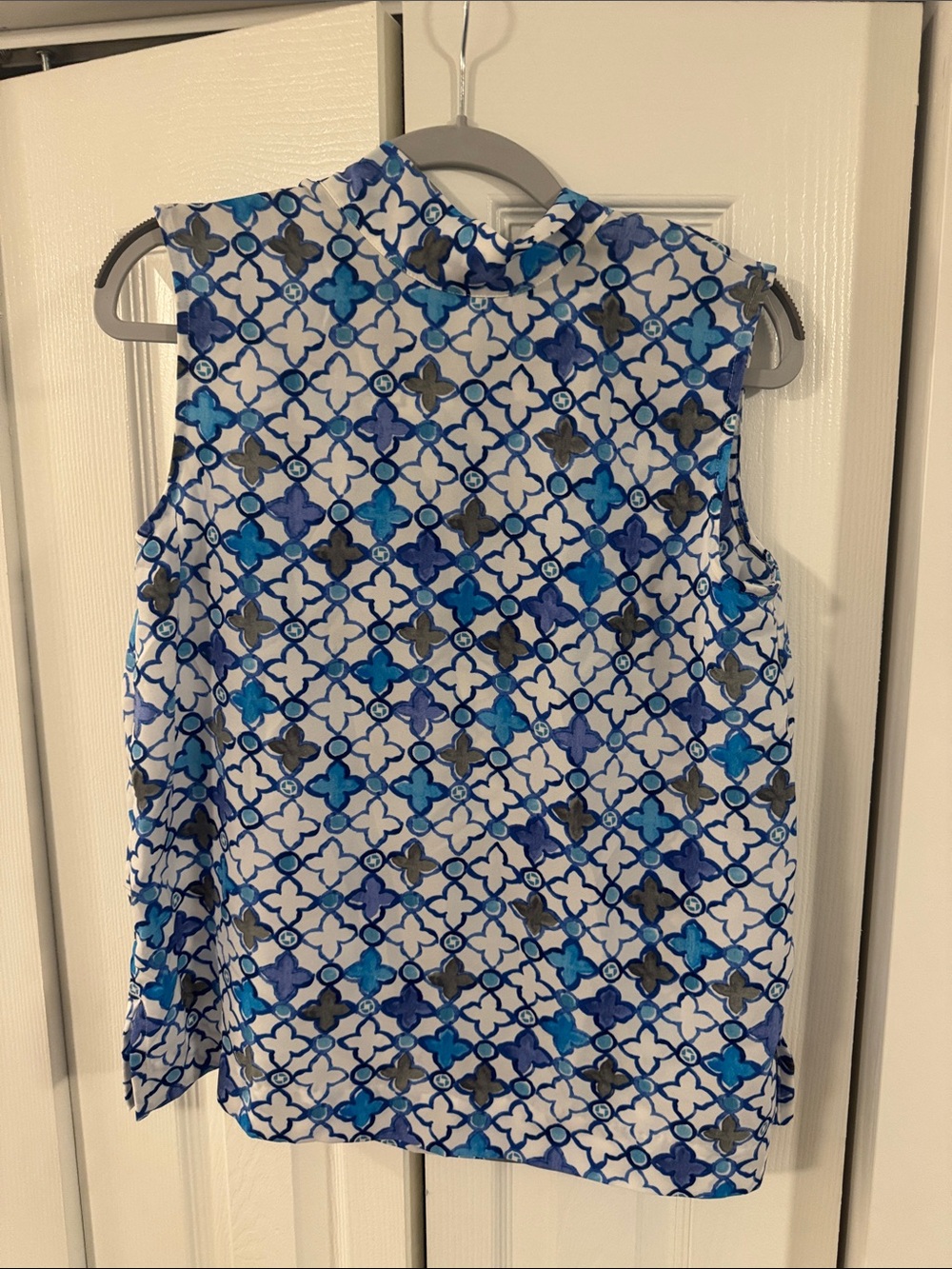 Chase Apparel Lands' End Blue and White Geometric Sleeveless Shell